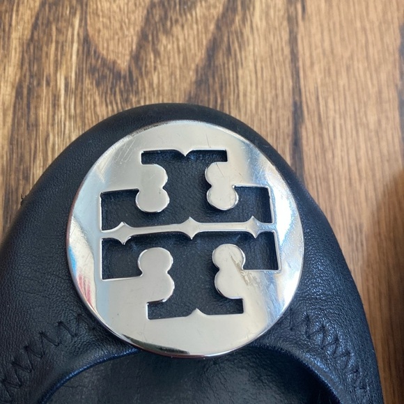 Black Tory Burch Reva ballet flats with silver logo. Good used condition - Picture 2 of 12